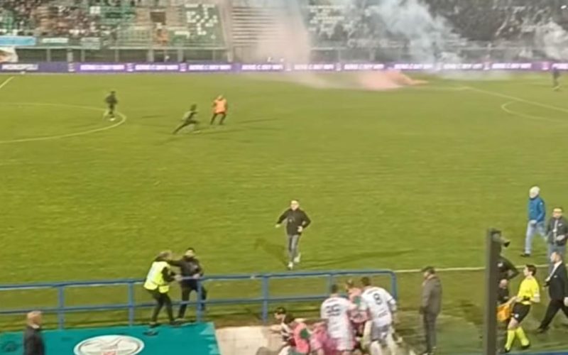 🎥 Scene vergognose in Serie C! Tifosi del Foggia invadono il campo e aggrediscono uno steward
