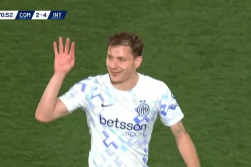 📸 Barella come Totti e Licht: i tifosi del Como lo fischiano, lui provoca col segno del 4 😅