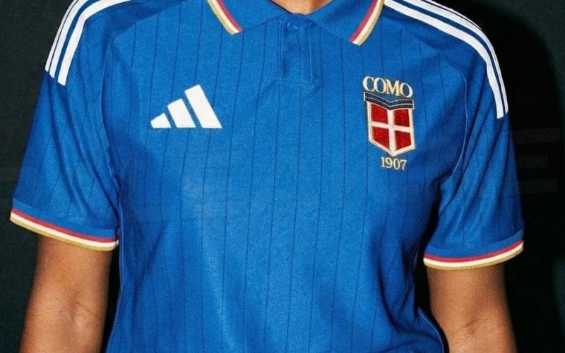 📸 Como, il nuovo kit home è STUPENDO: stile retrò e stemma cittadino