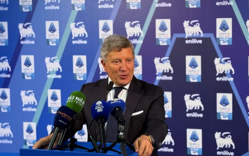 ❗️Simonelli: “Derby di Roma alle 12:30? Verrà visto in Oriente. Firenze? Stadio inaccettabile”