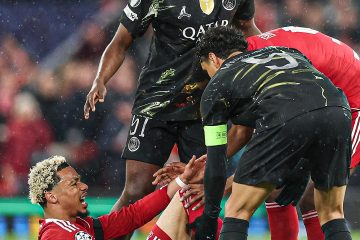 ❌ Liverpool-PSG, Ekitiké esce in barella: al suo posto Salah