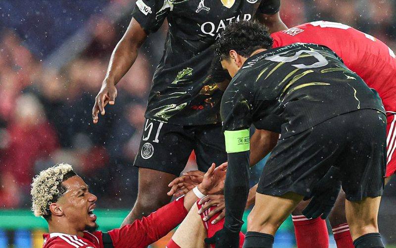 ❌ Liverpool-PSG, Ekitiké esce in barella: al suo posto Salah