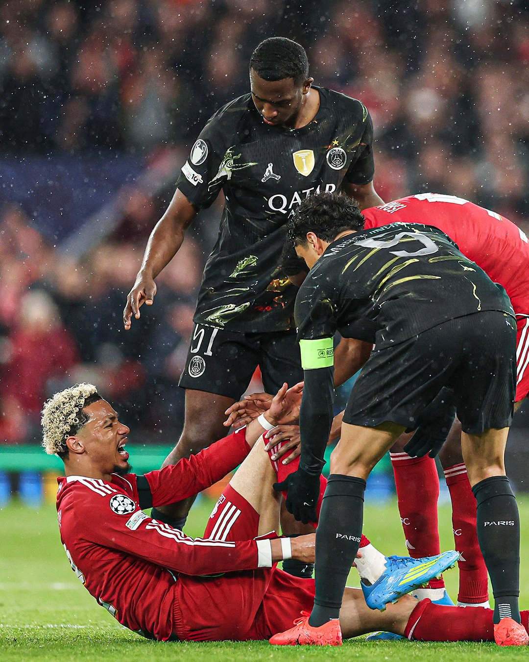 ❌ Liverpool-PSG, Ekitiké esce in barella: al suo posto Salah