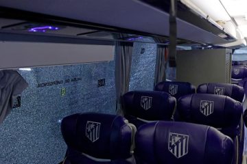 😅 Vetri del bus rotti dai tifosi del Barça, l’Atletico si rivolge… alla NASA! Il post dei Colchoneros