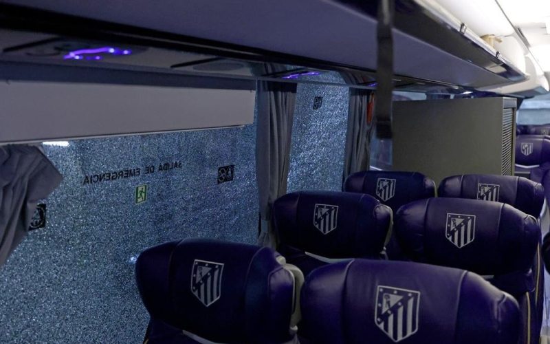 😅 Vetri del bus rotti dai tifosi del Barça, l’Atletico si rivolge… alla NASA! Il post dei Colchoneros