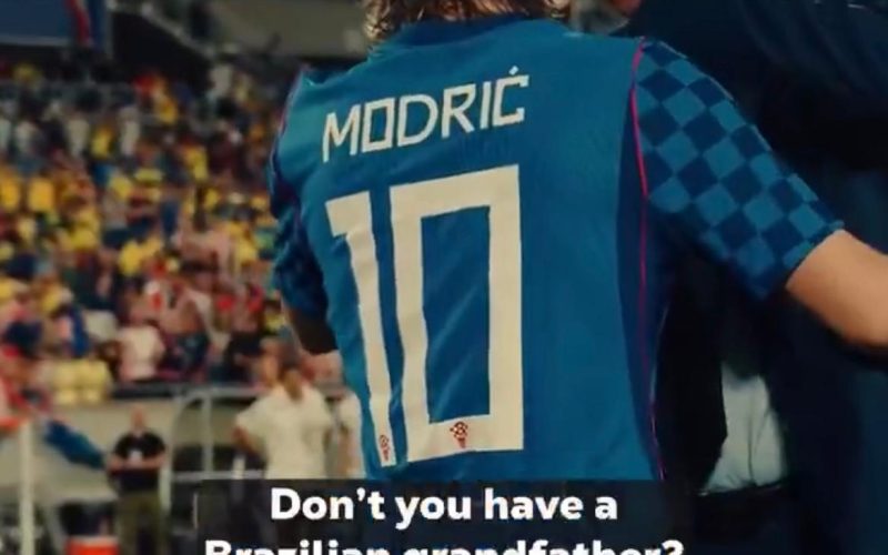 🎥 Ancelotti riabbraccia Modric e scherza: “Non è che per caso hai un nonno brasiliano?” 😅