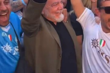 🎥 ADL show negli States: “Chi non salta juventino è!” in mezzo ai tifosi del Napoli 😅