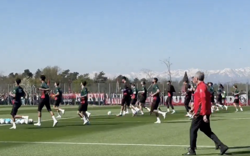 🎥 Curva Sud a Milanello e Leao si allena in gruppo: le immagini pre Napoli-Milan sono 🤩