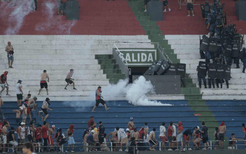 😱 Rissa senza precedenti in Olimpia-Cerro Porteño: derby sospeso e tanti feriti