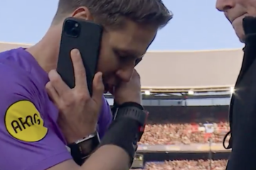 📞 Incredibile in finale di Coppa d’Olanda: l’arbitro ferma il gioco… per rispondere al cellulare!