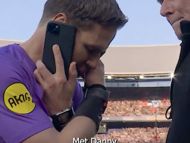 📞 Incredibile in finale di Coppa d’Olanda: l’arbitro ferma il gioco… per rispondere al cellulare!