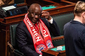 😳 CLAMOROSO in Belgio: si presenta in Parlamento con la sciarpa del Bayern Monaco! Nessuna sorpresa: ecco perché