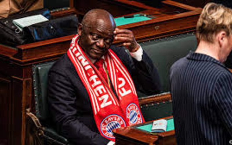 😳 CLAMOROSO in Belgio: si presenta in Parlamento con la sciarpa del Bayern Monaco! Nessuna sorpresa: ecco perché