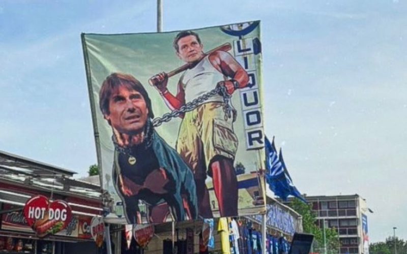 🥶 Alla faccia dell’ex! Conte al guinzaglio di Chivu: lo striscione a San Siro è 😱