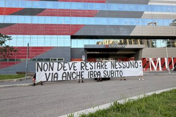 ❗️La protesta dei tifosi del Milan: “Non deve restare nessuno, via anche Ibra!”