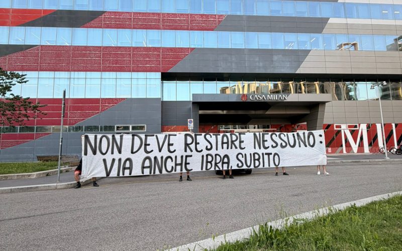 ❗️La protesta dei tifosi del Milan: “Non deve restare nessuno, via anche Ibra!”