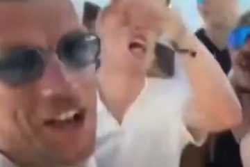 🎥 Lo Schalke torna in Bundes e si scatena la festa: Dzeko mezzo ubriaco e Karius dj in barca 😅