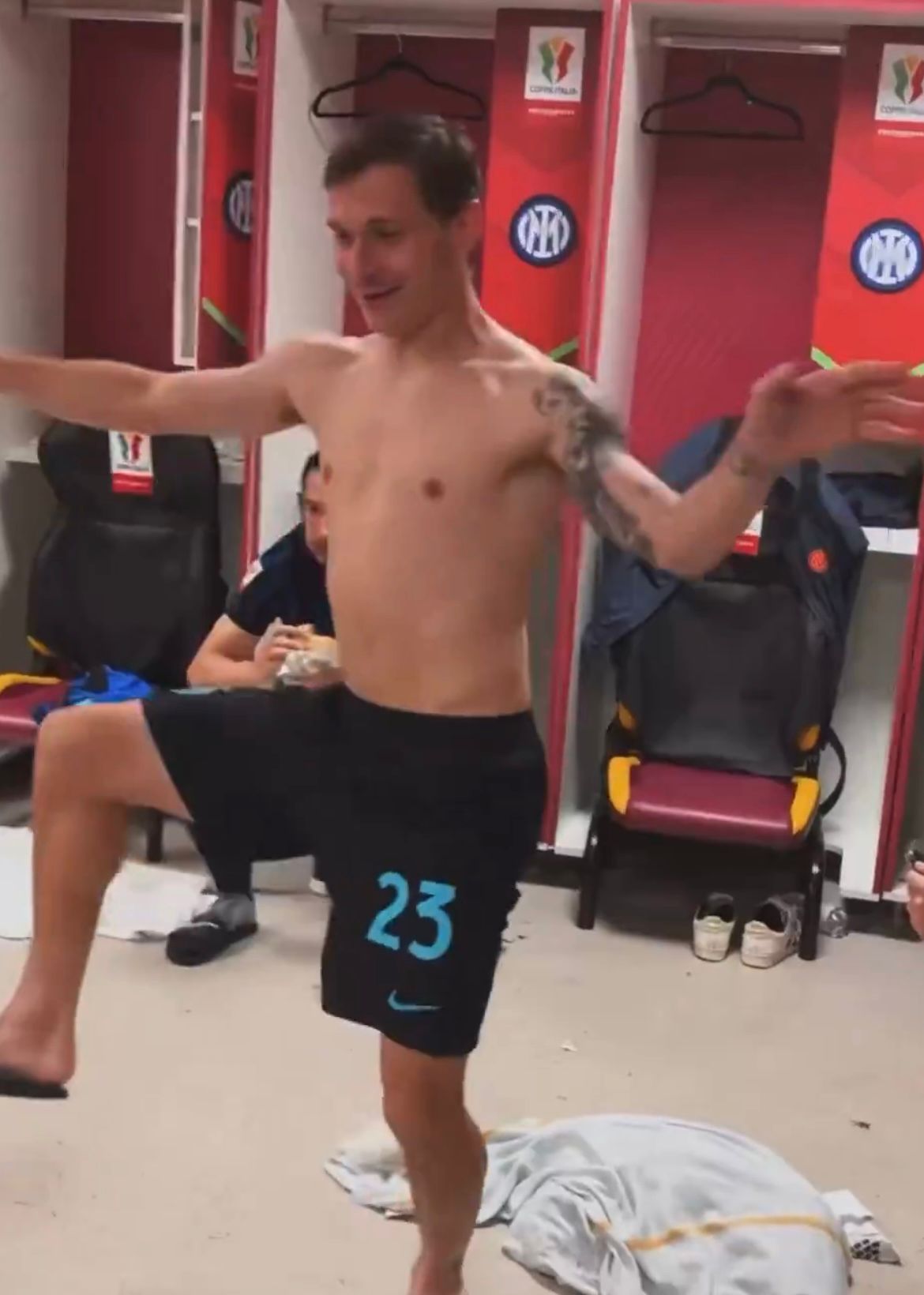 🎥 Barella SHOW dopo Lazio-Inter: balletto FOLLE per festeggiare la Coppa Italia! E la reazione di Darmian… 😅