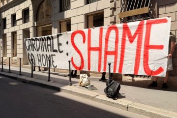 📸 FURIA Milan, striscione dei tifosi sotto l’hotel di Cardinale: “Vai a casa, vergogna!” 💥