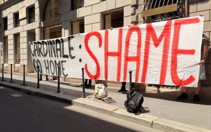 📸 FURIA Milan, striscione dei tifosi sotto l’hotel di Cardinale: “Vai a casa, vergogna!” 💥