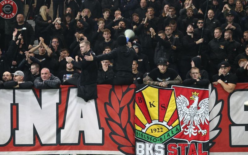 🤯 Slavia Praga ad un passo dal titolo nel derby, ma i tifosi invadono prima della fine: ribaltone in vista?