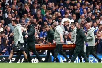 😱 Momenti di grande apprensione in Chelsea-Forest: scontro violentissimo e Derry fuori in barella