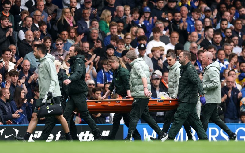 😱 Momenti di grande apprensione in Chelsea-Forest: scontro violentissimo e Derry fuori in barella