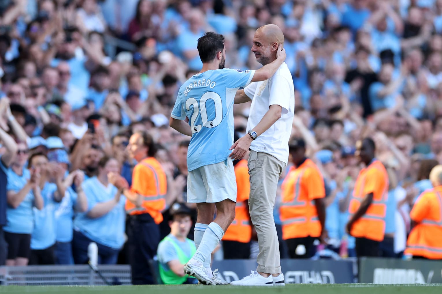 ❣️ Ultima col City per Guardiola: dedica 😍 del pubblico, Pep si asciuga le lacrime con la t-shirt