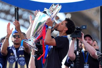🏆 Parigi rossoblu, Luis Enrique 🤩, Macron vs Mbappé? I festeggiamenti del PSG dopo la Champions