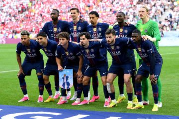 📸 Il PSG in campo anche con Xana: il gagliardetto prima della finale è 🥺
