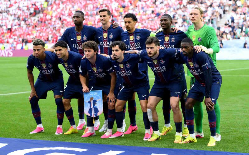 📸 Il PSG in campo anche con Xana: il gagliardetto prima della finale è 🥺