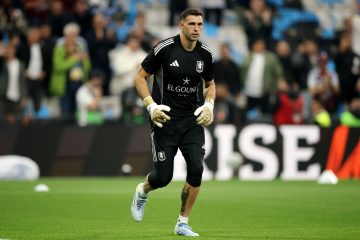 😬 Martinez preoccupa l’Argentina: fratturato un dito della mano! Ecco il piano per essere al Mondiale…