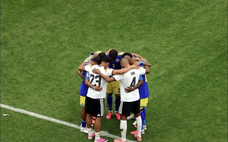 🙏 Prima la partita, poi la preghiera: Nmecha e Tah pregano assieme ai calciatori del Curaçao