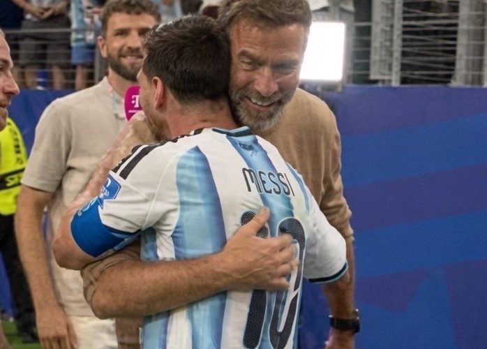 🫂 Dall’abbraccio con Klopp e Müller all’esultanza col giornalista: è Messi SHOW 📸