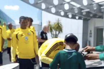 🔥 Sudafrica al Mondiale per la STORIA! 🫂 Un solo bambino ha atteso i calciatori sotto l’hotel: la scena è 🥹