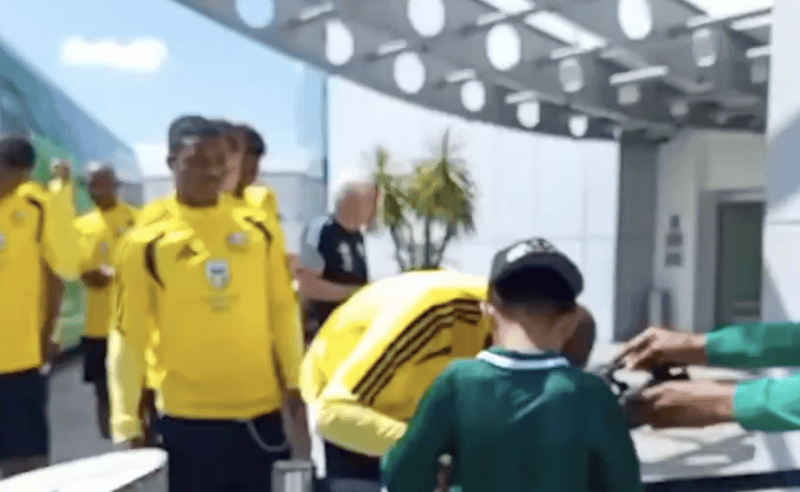 🔥 Sudafrica al Mondiale per la STORIA! 🫂 Un solo bambino ha atteso i calciatori sotto l’hotel: la scena è 🥹