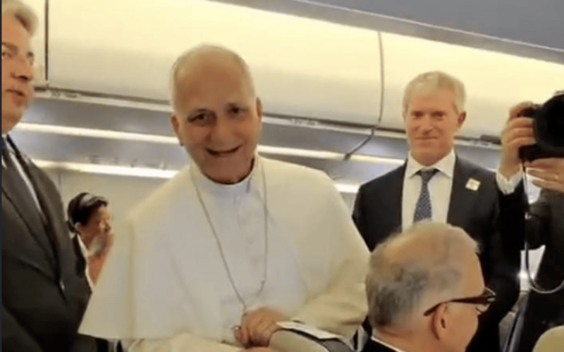 😂 Leone XIV è DIRETTO: “Il Papa tifa per tutte le squadre, Prevost per il Real“.