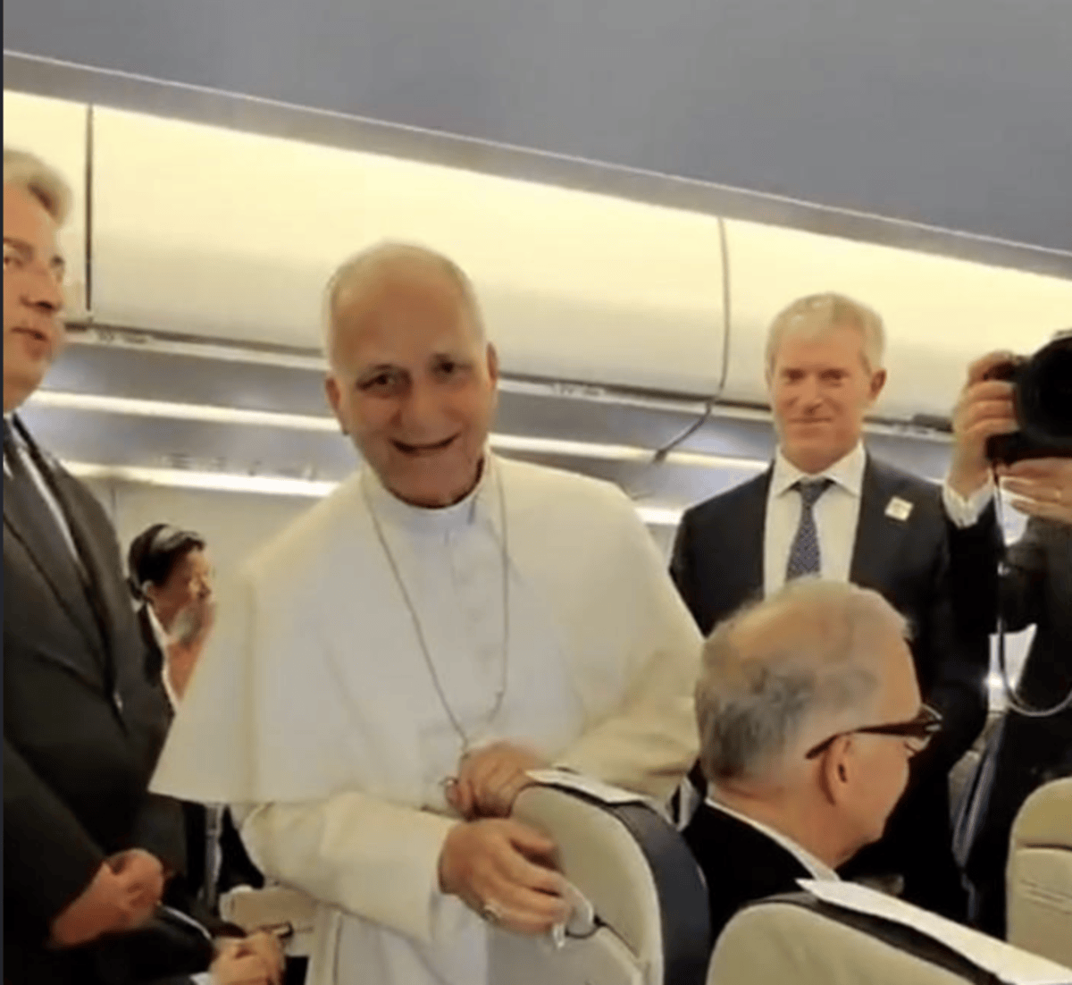 😂 Leone XIV è DIRETTO: “Il Papa tifa per tutte le squadre, Prevost per il Real“.