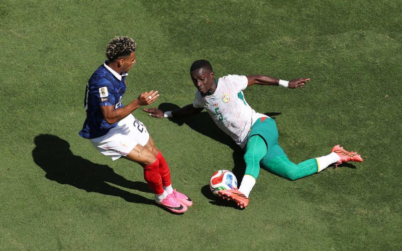 🎥 Gaffe della RAI su Francia-Senegal: “Ecco come cercano di ripararsi dal caldo alcuni giocatori”