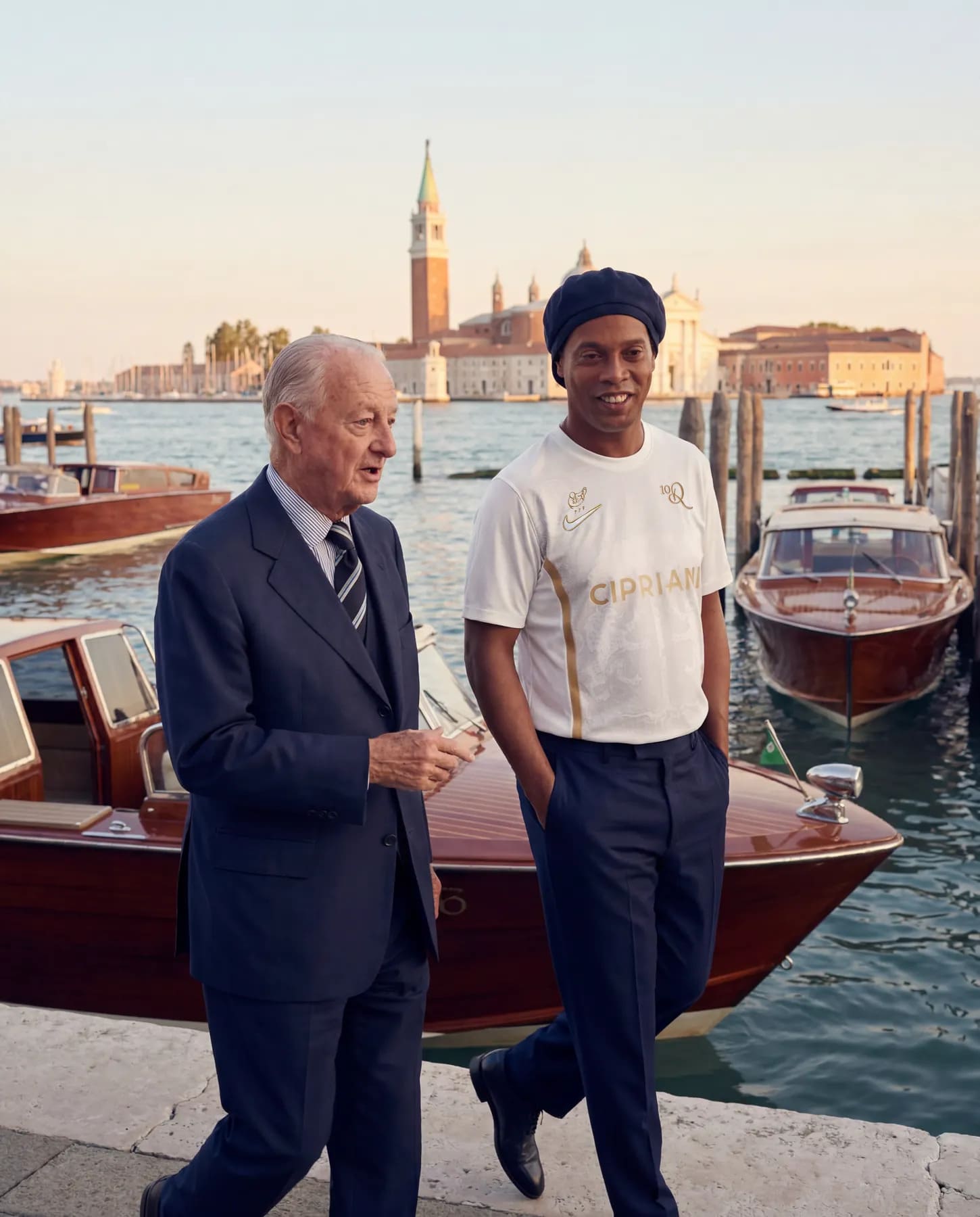 🔥 Il Ravenna svela la nuova maglia ispirata a Ronaldinho: “Nuovi colori, lo stesso sorriso”. L’annuncio è 🤩