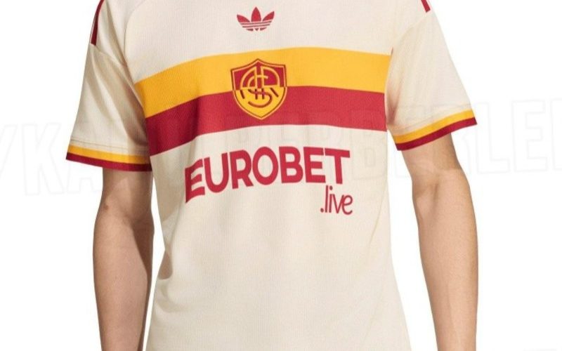 📸 Logo enorme al centro, bande giallorosse e tanto bianco: il leak del kit away della Roma