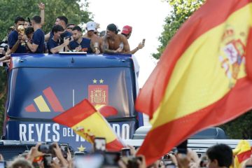 🏆 Festa Spagna: Siparietto 😂 con Cucurella. Ferran “sfotte” Trump