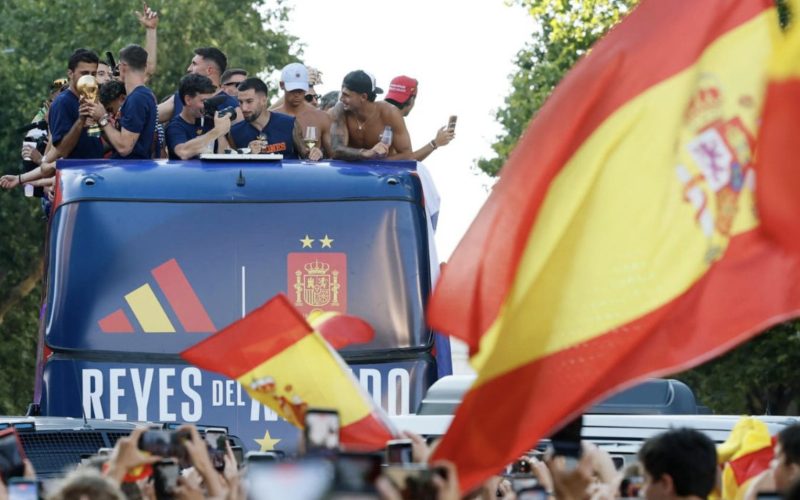 🏆 Festa Spagna: DUE milioni di persone! Ferran “sfotte” Trump, Cucurella deride gli argentini?