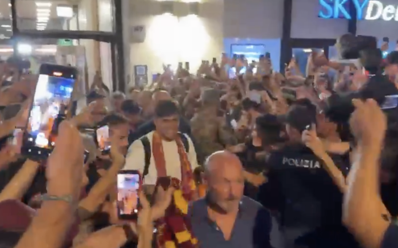 👑 Castro a Roma: accoglienza da RE! Oltre 2000 tifosi alla stazione Termini 🤯