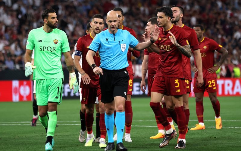 ⌛️ Taylor appende il… fischietto al chiodo: c’è il ritiro dell’arbitro