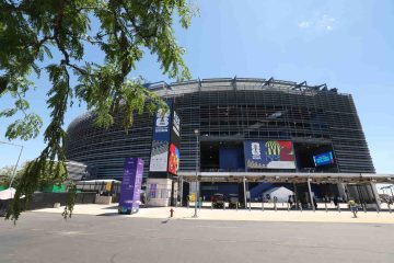 😱 Scene INCREDIBILI a New York: 2mila giornalisti in coda per 3 ore per entrare al MetLife