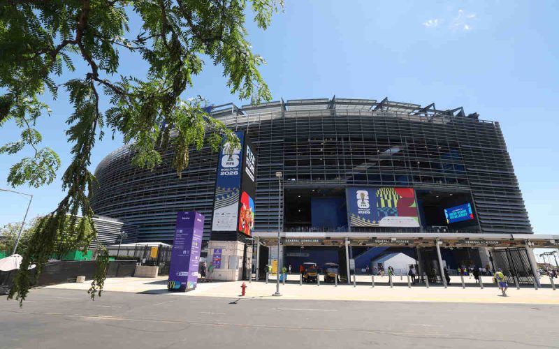 😱 Scene INCREDIBILI a New York: 2mila giornalisti in coda per 3 ore per entrare al MetLife