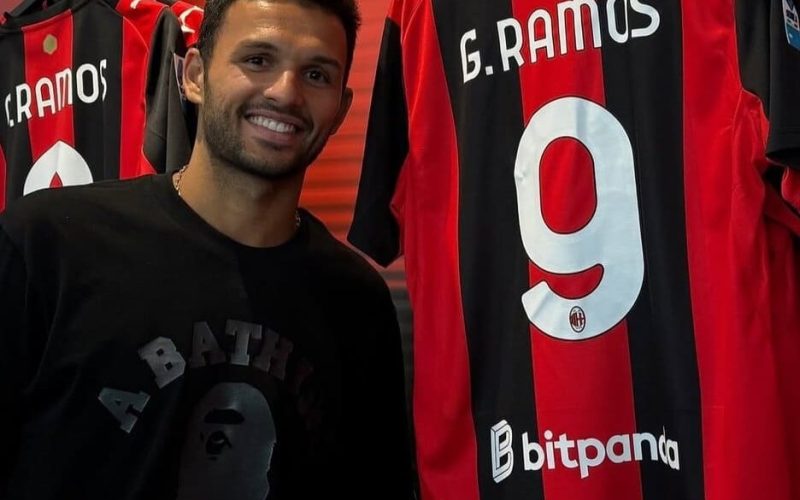 📸 Gonçalo Ramos in posa con la 9 del Milan: è in città per cercare casa