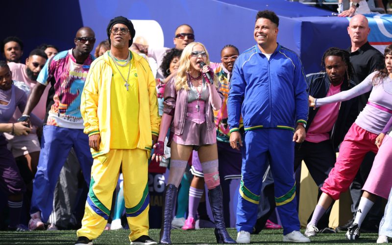 🎆 SPETTACOLO incredibile nell’intervallo di Spagna-Argentina: anche Ronaldo e Dinho tra i protagonisti
