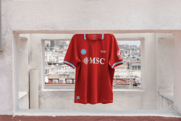 📸 Napoli, presentata la Maglia Third per la stagione 2026/27: “A rossa è turnata”